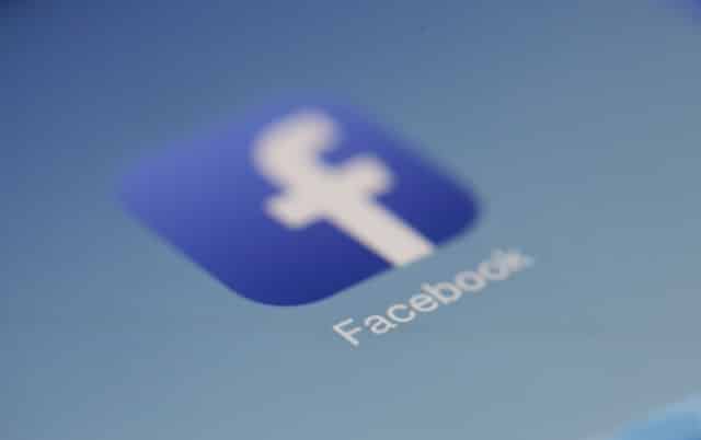Facebook : 240 000 dollars de salaire médian annuel